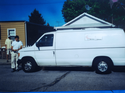 Los inicios de Pinta Chile: el maestro pintor junto a su camioneta de trabajo