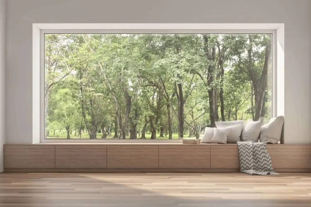 Ventanales grandes de vidrio con estructura resistente y diseño elegante