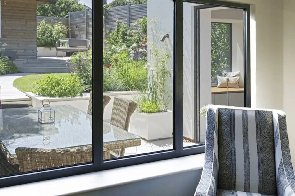 Ventanales grandes instalados en una terraza para aprovechar la luz natural