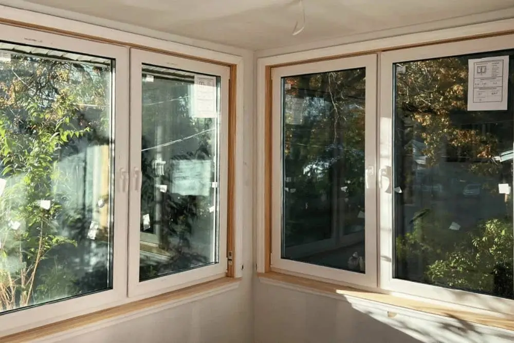 Ventanas de aluminio blancas en fachada de casa chilena