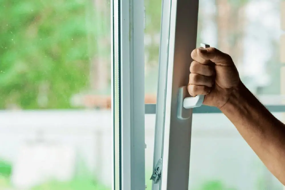 Ventana de aluminio moderna instalada en una casa en Santiago
