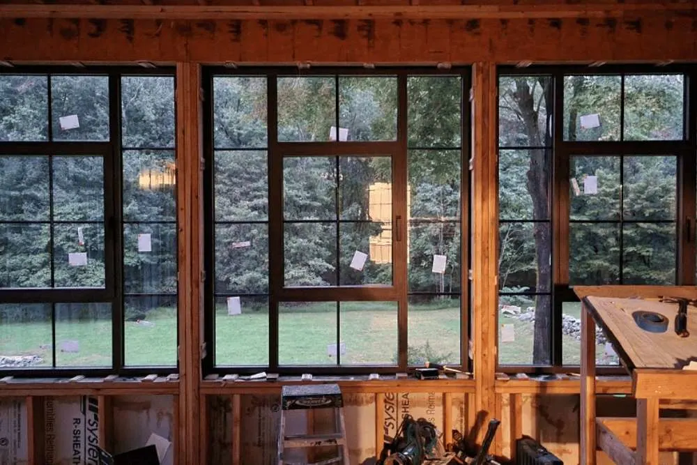 Ventanas de madera moderna en fachada de vivienda