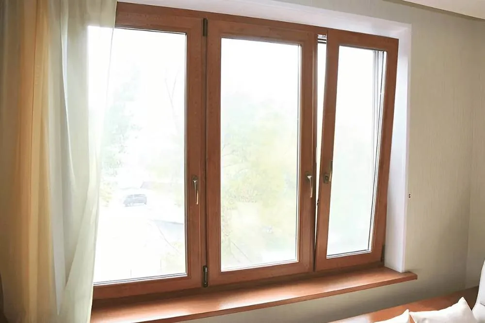 Ventanas de madera clásica instalada en casa residencial